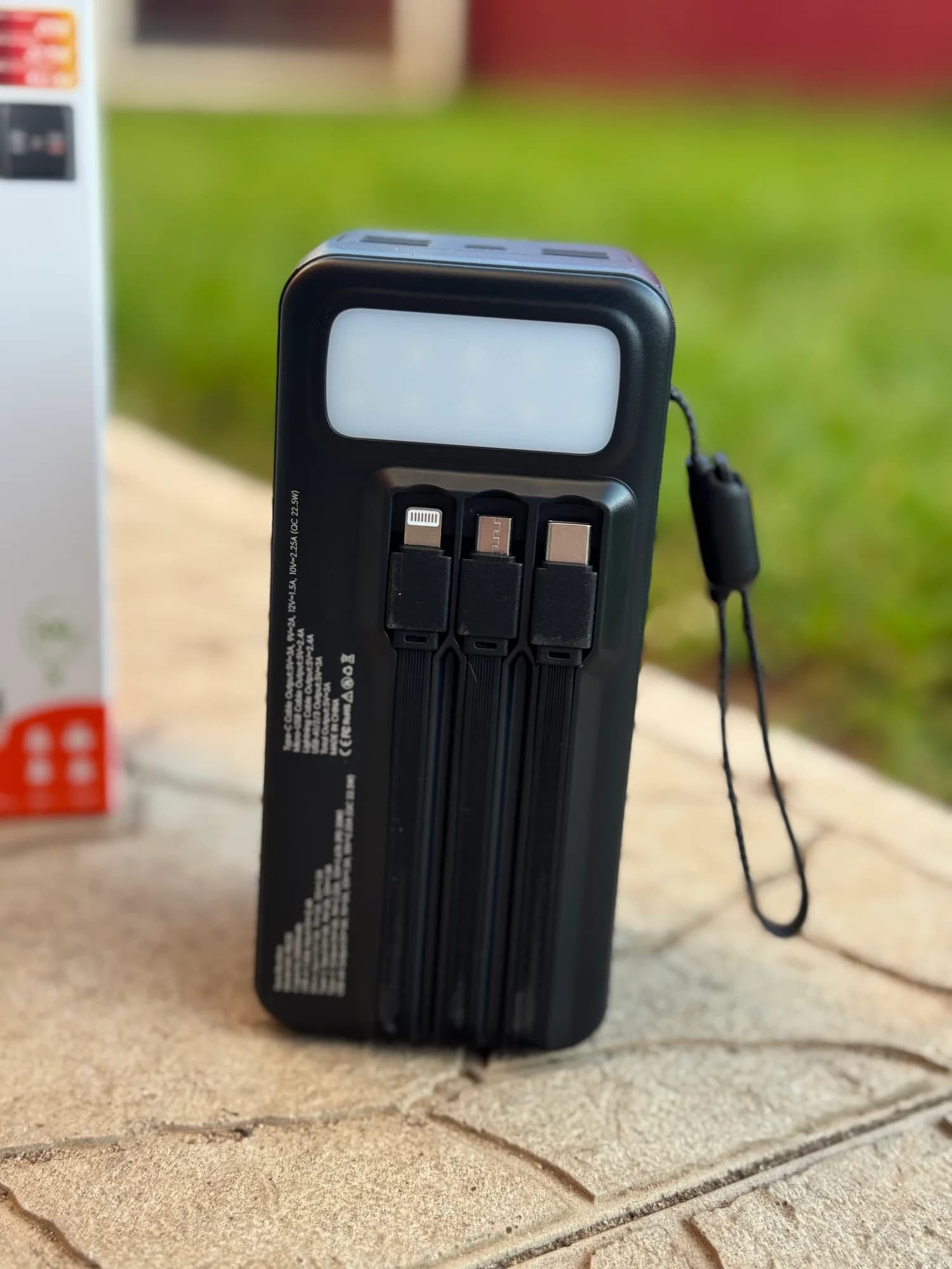 Повербанк MOXOM 50000 мАч 22.5W с встроенными кабелями — другой ракурс