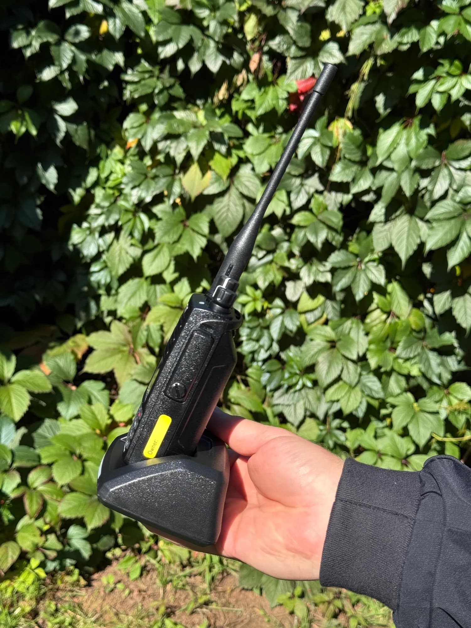 Портативная радиостанция TYT MD-UV390 — другой ракурс