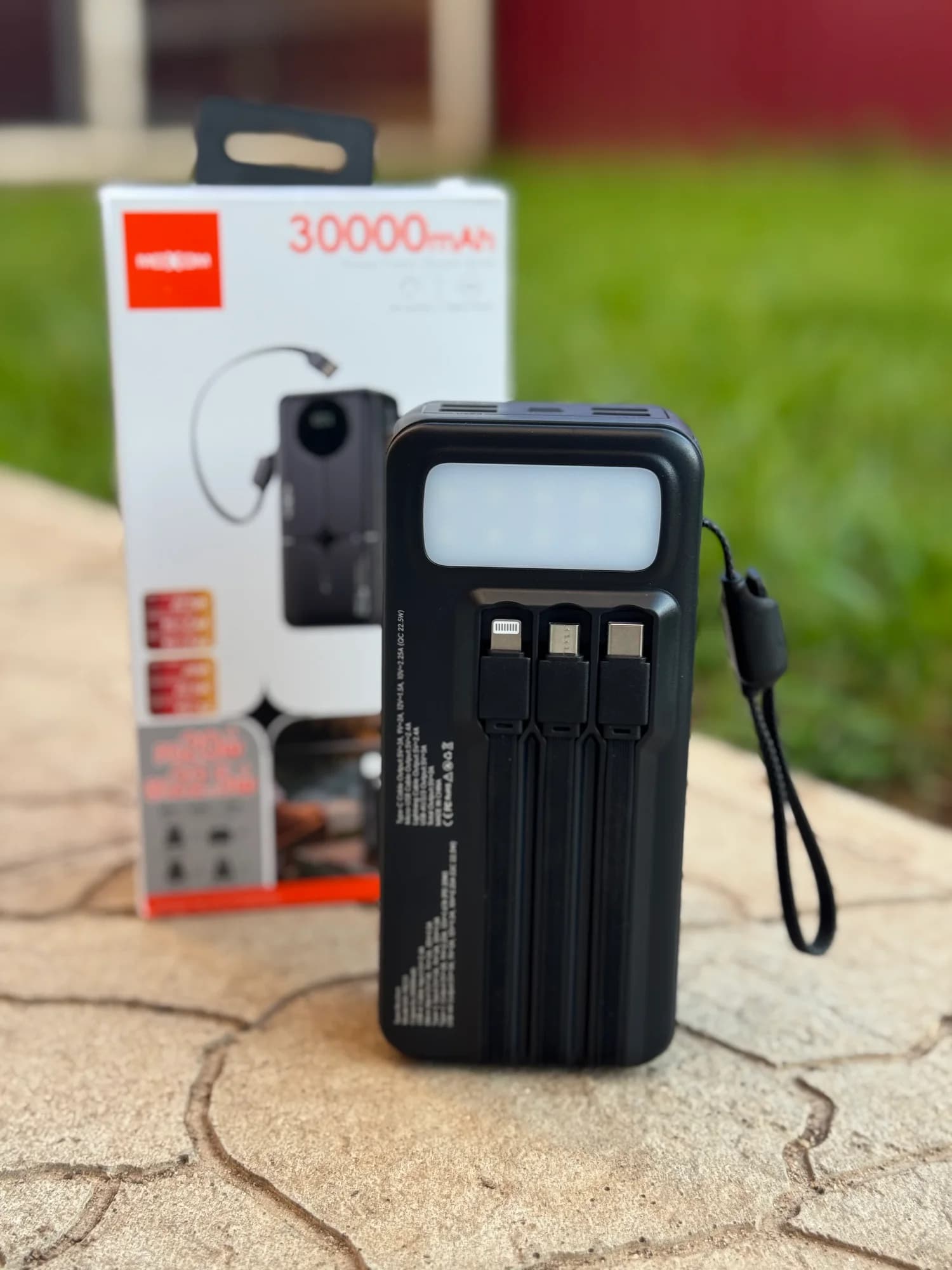 Повербанк MOXOM 30000 мАч 22.5W с встроенными кабелями и подсветкой — фото 1